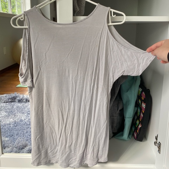 Striped V-cut top with cross. - Picture 4 of 4